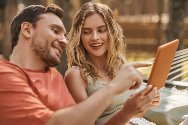 Jovens alegres com tablet na rede — Fotografia de Stock