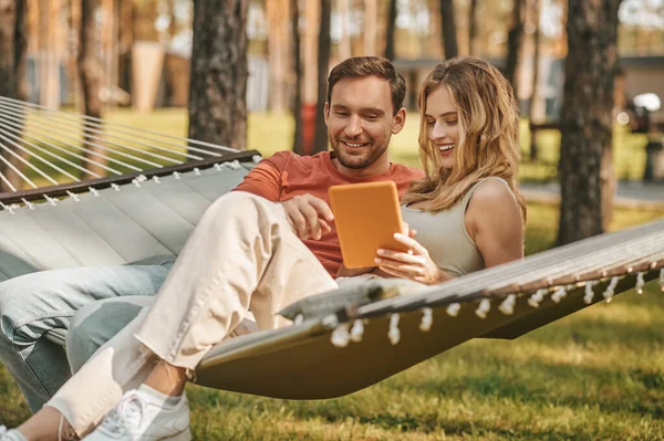 Jovem belo casal com tablet na rede — Fotografia de Stock