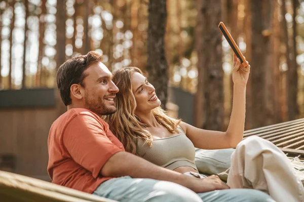 Kadın ve erkek tabletle selfie çekiyorlar. — Stok fotoğraf