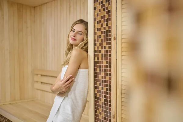 Een jonge vrouw die zich ontspannen voelt in de sauna — Stockfoto