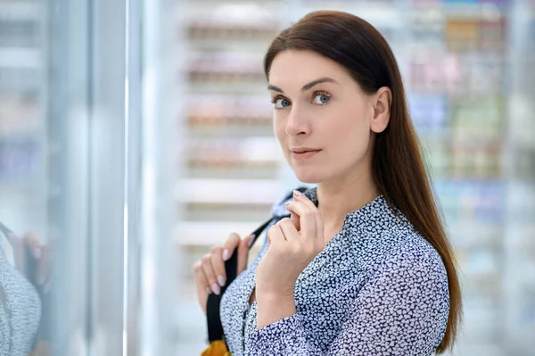 Mujer en el momento de tomar una decisión en farmacia —  Fotos de Stock