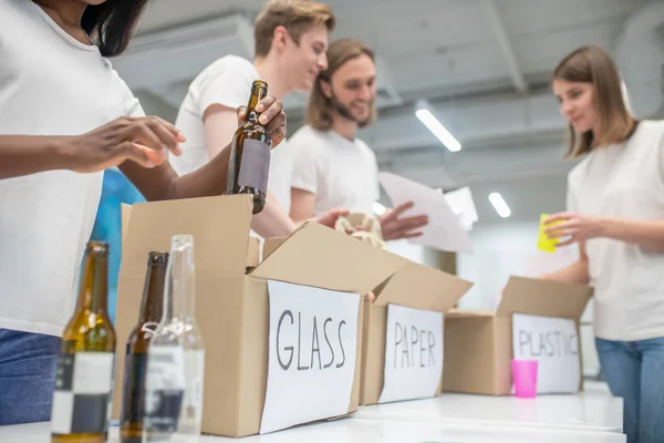 Junge Ehrenamtliche bei der Arbeit im Recyclinghof beschäftigt — Stockfoto