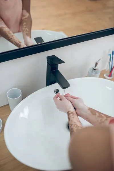 洗面台の下の女性の手の写真を閉じる — ストック写真