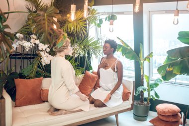 Esmer tenli bir kadınla çalışan bir şifacı.