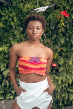 Ciddi bir Afrikalı Amerikalı kadının portresi.