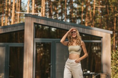 Güzel bir kadın açık havaya bakıyor.