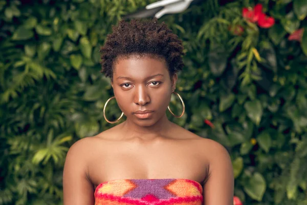 A portrait of a serious young african american woman — Stock Photo, Image