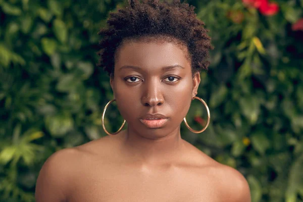 A portrait of a serious young african american woman — Stock Photo, Image