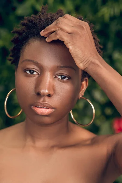 Portrait d'une jeune femme africaine américaine sérieuse — Photo
