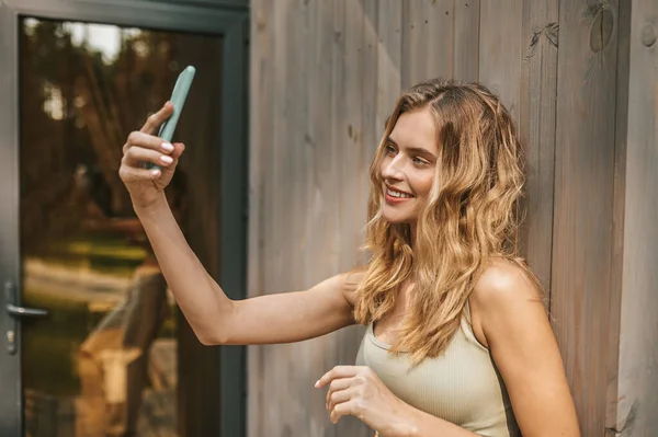 Vacker kvinna tar selfie på smartphone — Stockfoto