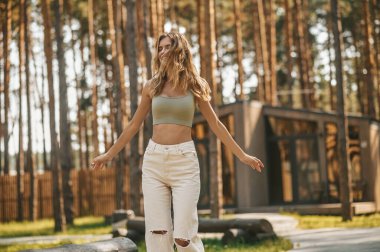 Güneşli bir günde parkta mutlu bir genç kadın