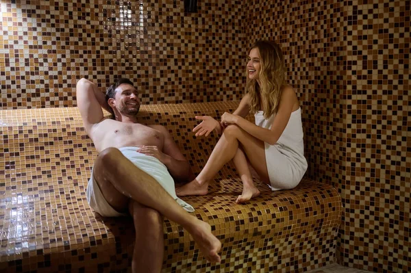 Para spędzania czasu w saunie razem i patrząc zrelaksowany — Zdjęcie stockowe
