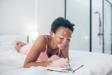 Günlüğüne yazan ve ilham veren genç bir kadın.