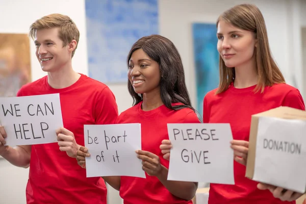 Mladí dobrovolníci vybízející lidi k dárcovství — Stock fotografie
