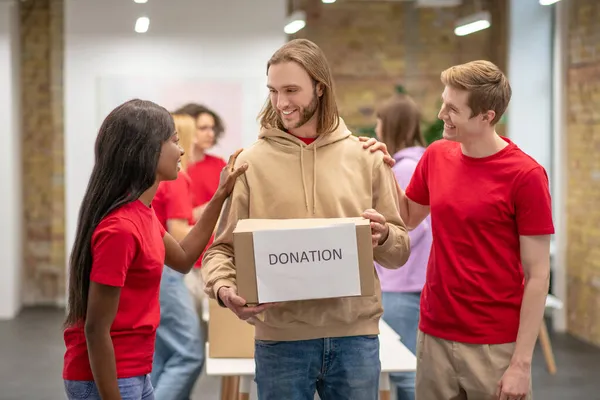 Arbetstagare i den ideella organisation som delar ut donationer — Stockfoto