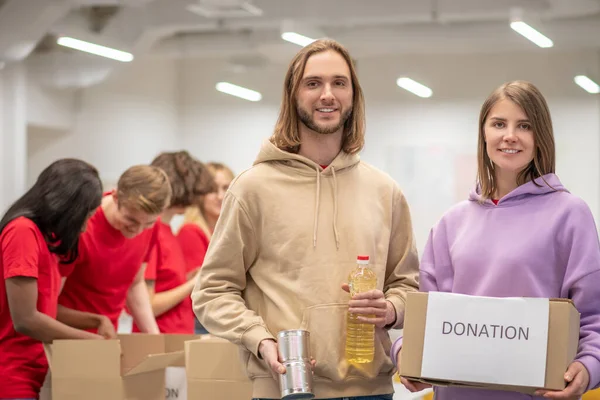 Voluntarios trabajando en un centro de distribución de donaciones — Foto de Stock