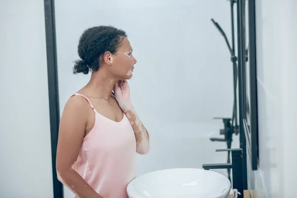 Een schattig mulatta in de badkamer in de ochtend — Stockfoto