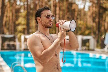 Erkek cankurtaran ziyaretçileri acil durum hakkında uyardı