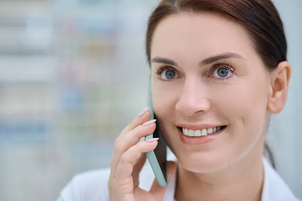 Close up de mulher alegre com smartphone perto da orelha — Fotografia de Stock