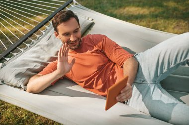 Bir adam tablete bakıyor.