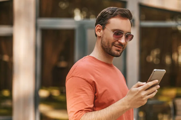 Zufriedener Mann liest Nachricht im Smartphone — Stockfoto