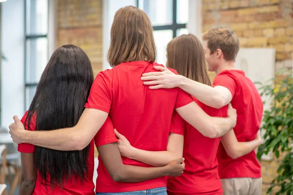 Team di giovani volontari in maglietta rossa — Foto Stock