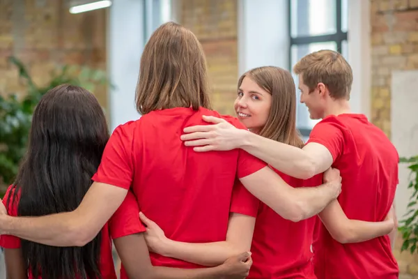 Team di giovani volontari in maglietta rossa — Foto Stock