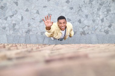 Genç adamın yukarı baktığı ve kolunun gerildiği en iyi manzara.