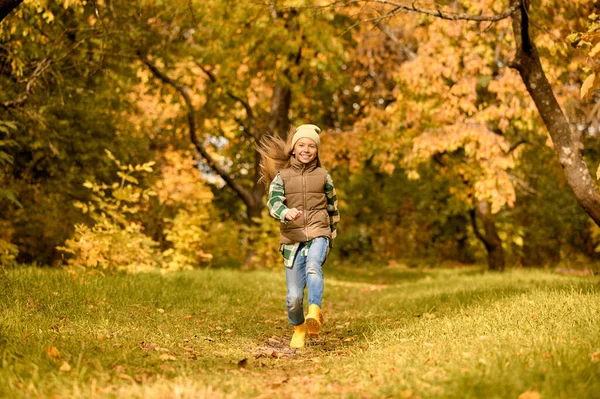 Une fille en vêtements chauds jouant dans le parc — Photo