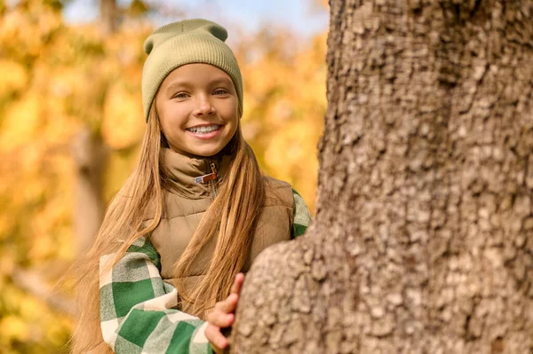 Une fille mignonne se sent bien tout en jouant dans le parc — Photo