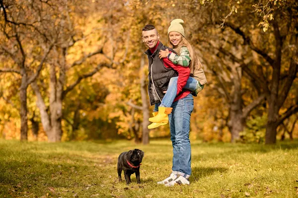 Pai e filha brincando no parque e olhando feliz — Fotografia de Stock