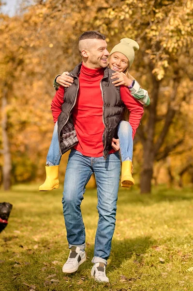 Папа и дочь играют в парке и выглядят счастливыми — стоковое фото