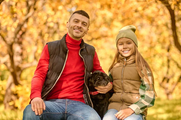 A man and his daughter having a picnic in the park — Stock Photo, Image