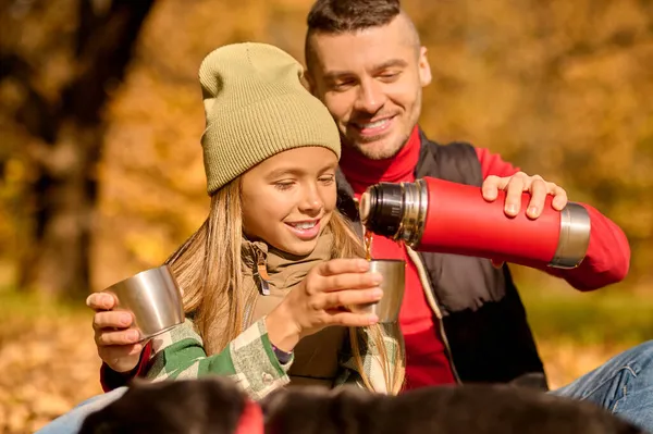 A man and his daughter having a picnic in the park — Stock Photo, Image