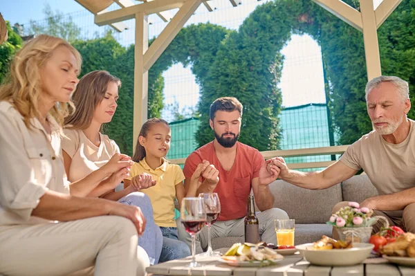 Família reunida para o jantar de ação de graças — Fotografia de Stock