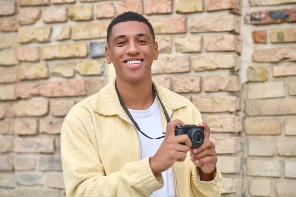 Tiro de cabeça de jovem homem de pele escura em jaqueta bege — Fotografia de Stock