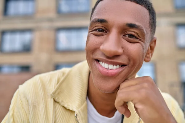 Närbild på en leende mörkhyad kille — Stockfoto