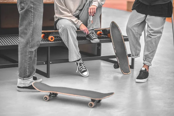 Πόδια των τριών skateboarders επικοινωνία έχοντας ανάπαυση — Φωτογραφία Αρχείου