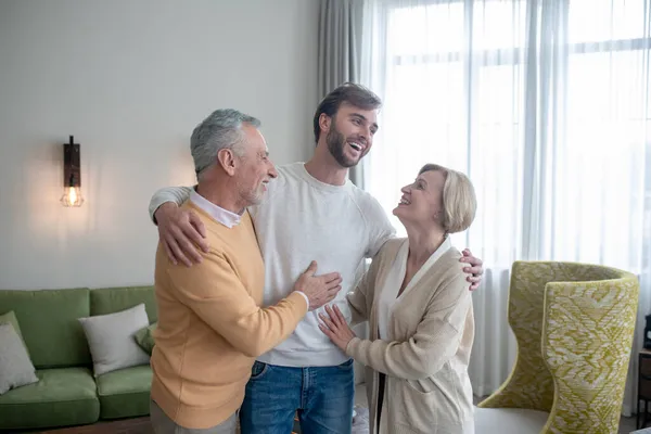 Los padres felices de ver a su hijo, la familia se ve feliz —  Fotos de Stock