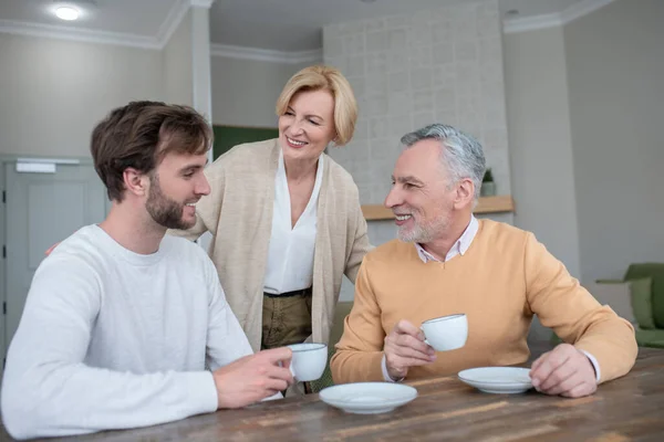 Parents happy to see their son, family looking happy — Stock Photo, Image