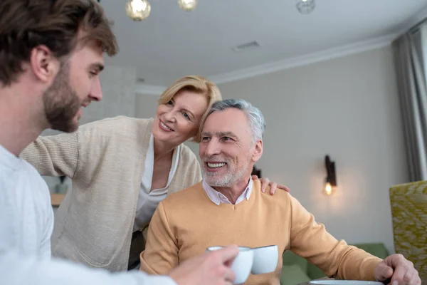 Familie die samen tijd doorbrengen en zich gelukkig voelen — Stockfoto