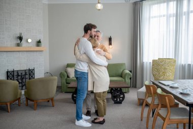 Genç adam ailesini ve ailesini ziyaret ederken mutlu görünüyor.