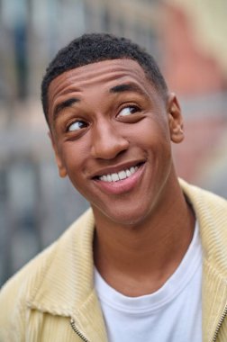 Gülümseyen yakışıklı bir genç adamın vesikalığı.