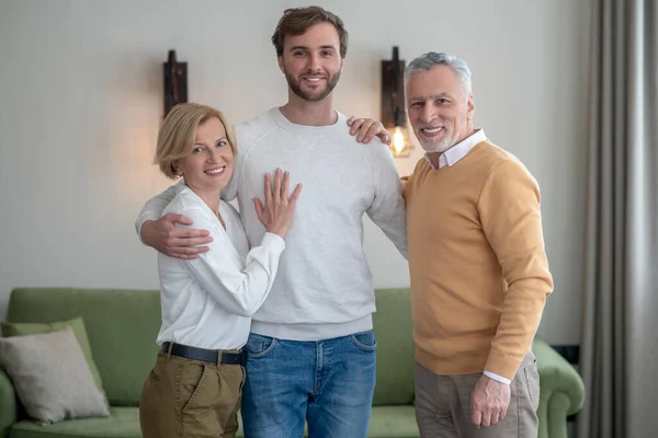 Family togather feeling happy and contented — Stock Photo, Image