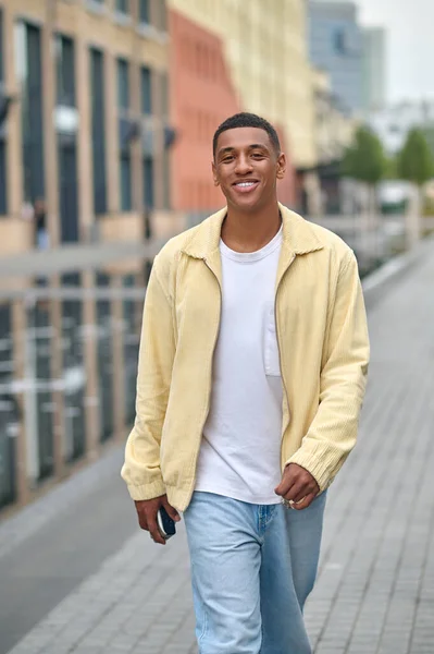 Joven en ropa de moda sonriendo amablemente — Foto de Stock