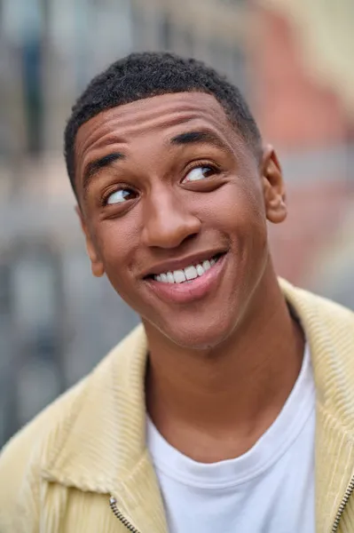 Huvudskott av en leende stilig ung man — Stockfoto