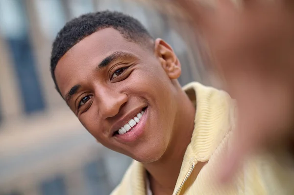 Imagen de un joven guapo sonriente — Foto de Stock