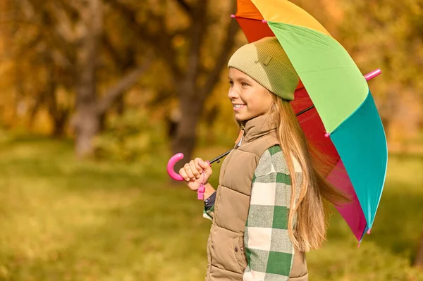 A cute smiling girl in the park — Stock Photo, Image