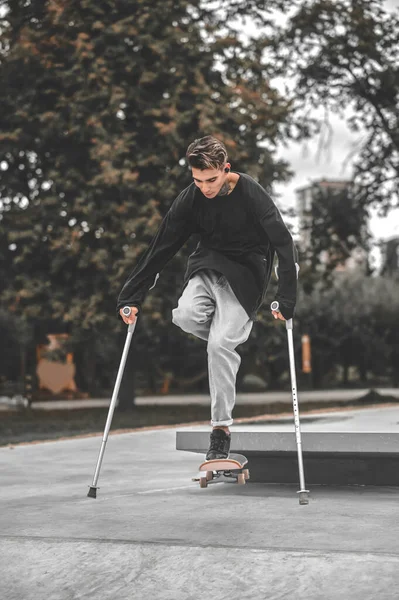 Ragazzo disabile che salta sullo skateboard dal trampolino — Foto Stock