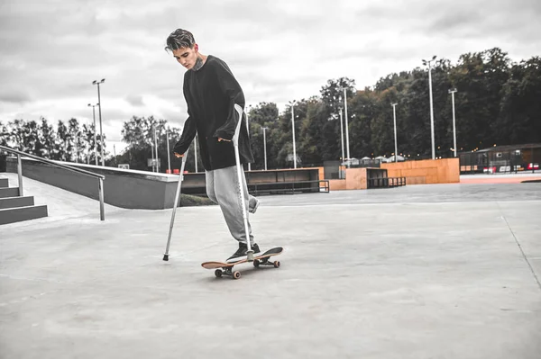 Deficiente cara equitação skate no parque — Fotografia de Stock